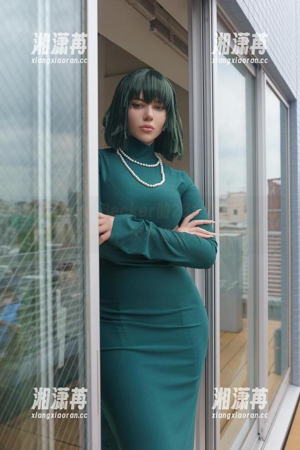 Alina Becker 探索Alina Becker的2B女仆世界:精致原图与精选,快来看看她藏的秘密!